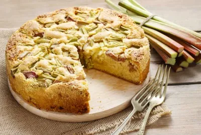 Gâteau moelleux à la rhubarbe et à la muscade